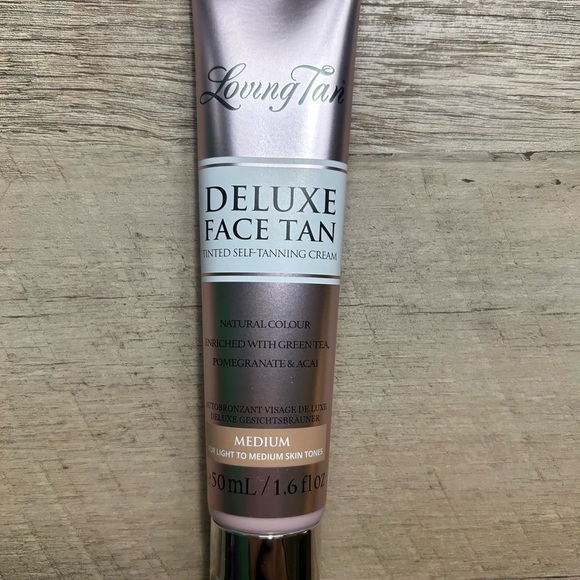 Loving Tan Deluxe Face Tan Medium 1.6 fl oz - Picture 2 of 9